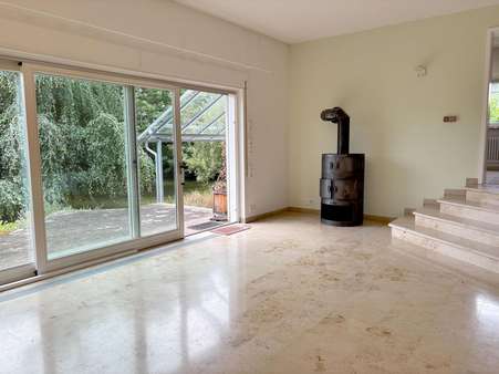 Wohnbereich mit Kaminofen - Einfamilienhaus in 75433 Maulbronn mit 155m² kaufen