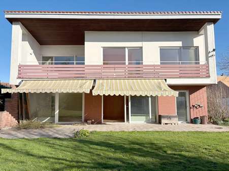 Blick von Süden auf das Objekt mit Balkon, Garten und großen Fenstern Blick von Süden auf das Objekt mit Balkon, Garten und großen Fenstern - Einfamilienhaus in 75180 Pforzheim mit 124m² kaufen