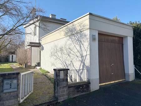 Eingangsseite mit blick auf die Garage Eingangsseite mit blick auf die Garage - Einfamilienhaus in 75180 Pforzheim mit 124m² kaufen