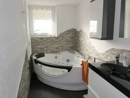 Bad mit Whirlpool-Badewanne - Einfamilienhaus in 75438 Knittlingen mit 214m² kaufen