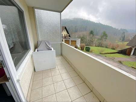 Balkon mit Blick ins Grüne - Etagenwohnung in 76332 Bad Herrenalb mit 67m² kaufen
