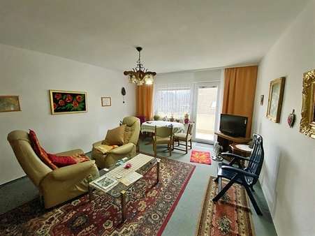 Wohnzimmer mit Balkonzugang - Etagenwohnung in 76332 Bad Herrenalb mit 67m² kaufen