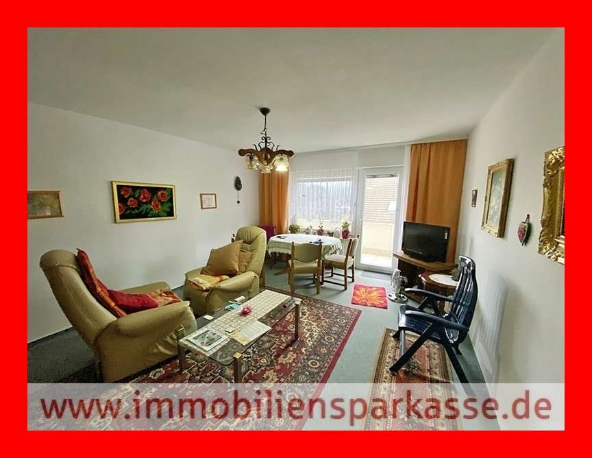 Wohnzimmer mit Balkonzugang - Etagenwohnung in 76332 Bad Herrenalb mit 67m² kaufen