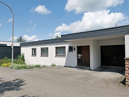 Straßenansicht - Einfamilienhaus in 75446 Wiernsheim mit 226m² kaufen