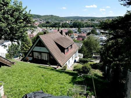 Blick übers Haus hinweg - Zweifamilienhaus in 75223 Niefern-Öschelbronn mit 192m² kaufen