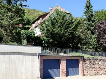 Straßenansicht mit 2 Garagen - Zweifamilienhaus in 75223 Niefern-Öschelbronn mit 192m² kaufen