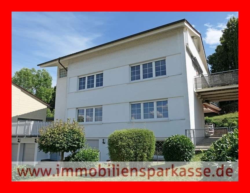 Straßenansicht mit Garten - Zweifamilienhaus in 75172 Pforzheim mit 333m² kaufen