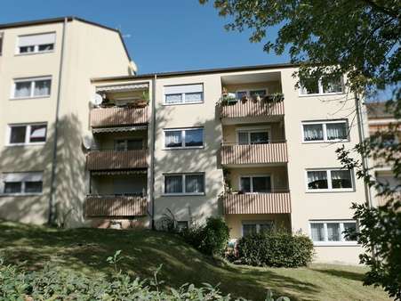 Rückansicht mit Balkon - Etagenwohnung in 72213 Altensteig mit 69m² kaufen