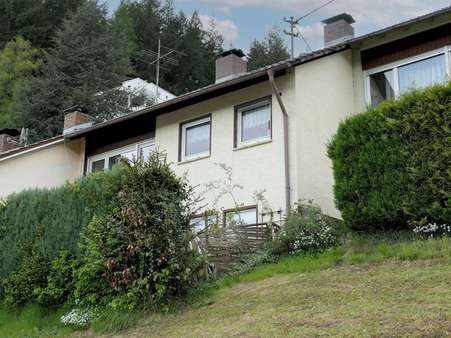 Hausansicht Hausansicht - Reihenmittelhaus in 75323 Bad Wildbad mit 76m² kaufen