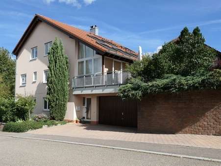 Ansicht von der Straße - Zweifamilienhaus in 75223 Niefern-Öschelbronn mit 188m² kaufen