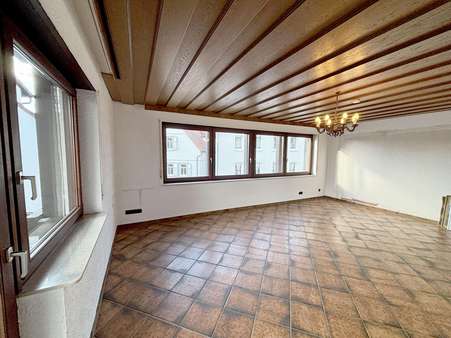 geräumiges Wohnzimmer - Etagenwohnung in 75181 Pforzheim mit 108m² kaufen
