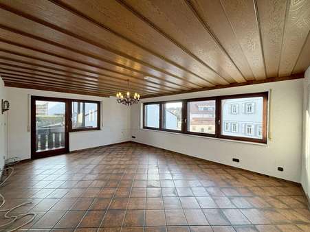 helles Wohnzimmer - Etagenwohnung in 75181 Pforzheim mit 108m² kaufen
