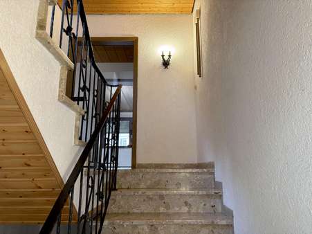 Treppenaufgang in der Wohnung - Etagenwohnung in 75181 Pforzheim mit 108m² kaufen