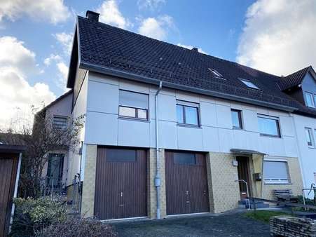 Haupthaus - Straßenansicht - Zweifamilienhaus in 75223 Niefern-Öschelbronn mit 242m² kaufen