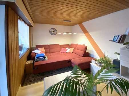 gemütliches Wohnzimmer - Etagenwohnung in 75417 Mühlacker mit 88m² kaufen