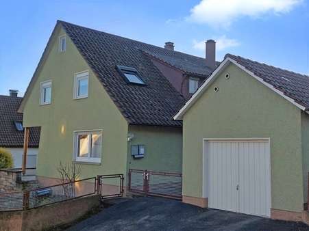 seitliche Ansicht mit Garage - Zweifamilienhaus in 75417 Mühlacker mit 146m² kaufen