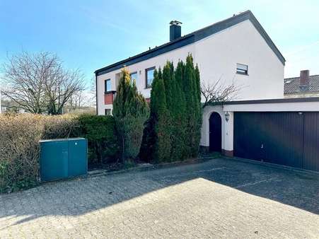 Hausansicht mit Garage - Zweifamilienhaus in 75417 Mühlacker mit 200m² kaufen