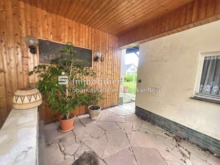Durchgang zum Garten mit Bruchsteinfliesen Durchgang zum Garten mit Bruchsteinfliesen - Mehrfamilienhaus in 69469 Weinheim mit 216m² kaufen