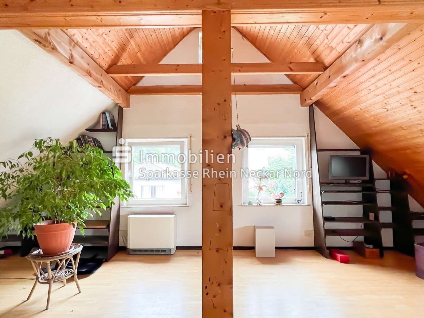 Dachgeschoss mit Holzdecke und Holzbalken Dachgeschoss mit Holzdecke und Holzbalken - Mehrfamilienhaus in 69469 Weinheim mit 216m² kaufen