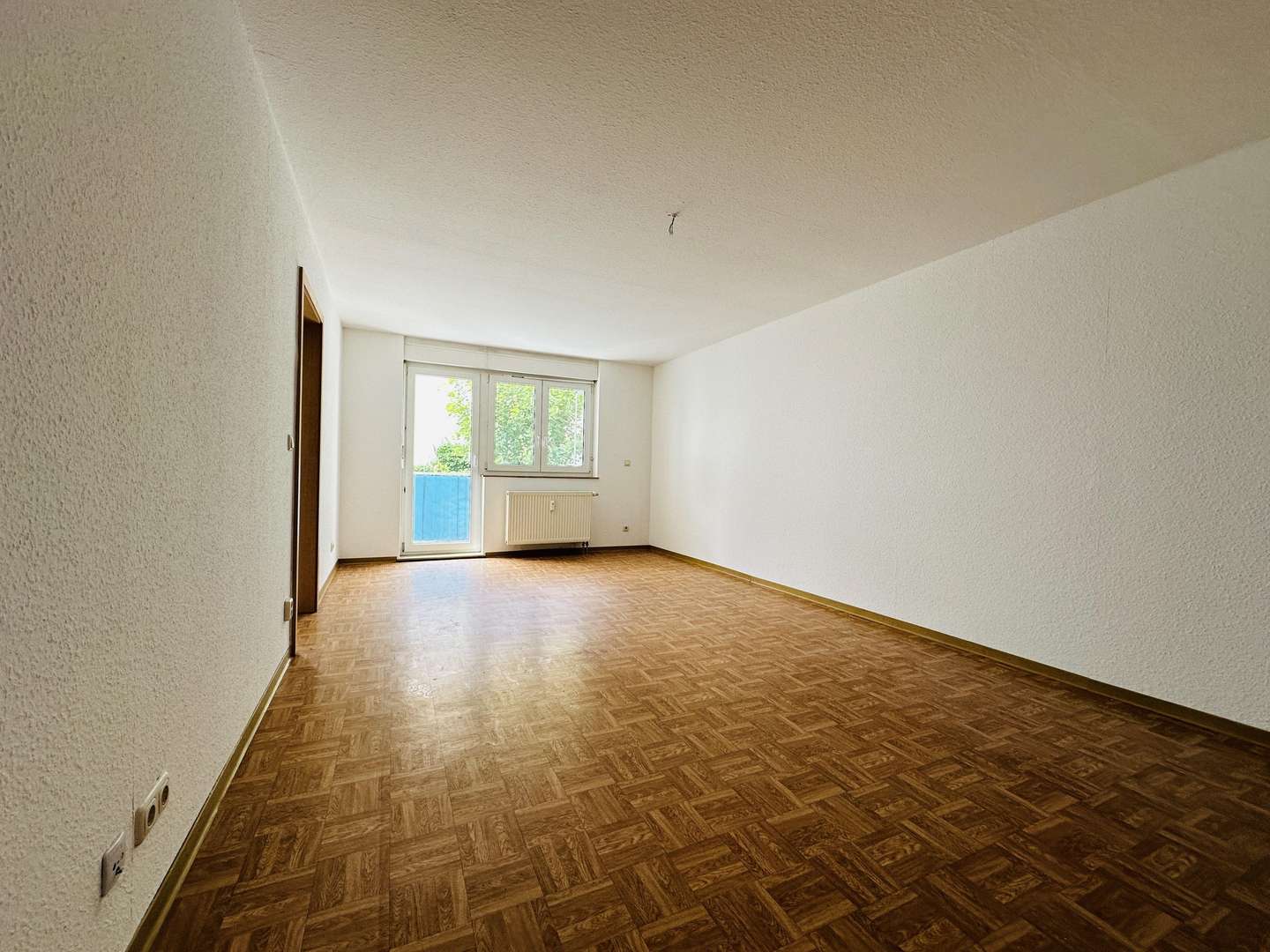 Wohnbereich mit angrenzendem Balkon - Erdgeschosswohnung in 68167 Mannheim mit 66m² kaufen