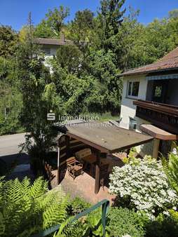 Blick auf Terrasse und Haus Blick auf Terrasse und Haus - Zweifamilienhaus in 69469 Weinheim mit 138m² kaufen