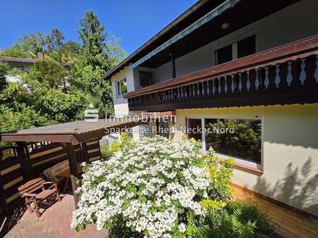 Blick auf Vorgarten mit Haus Blick auf Vorgarten mit Haus - Zweifamilienhaus in 69469 Weinheim mit 138m² kaufen
