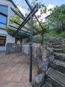 Außentreppe von der Terrasse nach oben Außentreppe von der Terrasse nach oben - Einfamilienhaus in 69198 Schriesheim mit 135m² kaufen