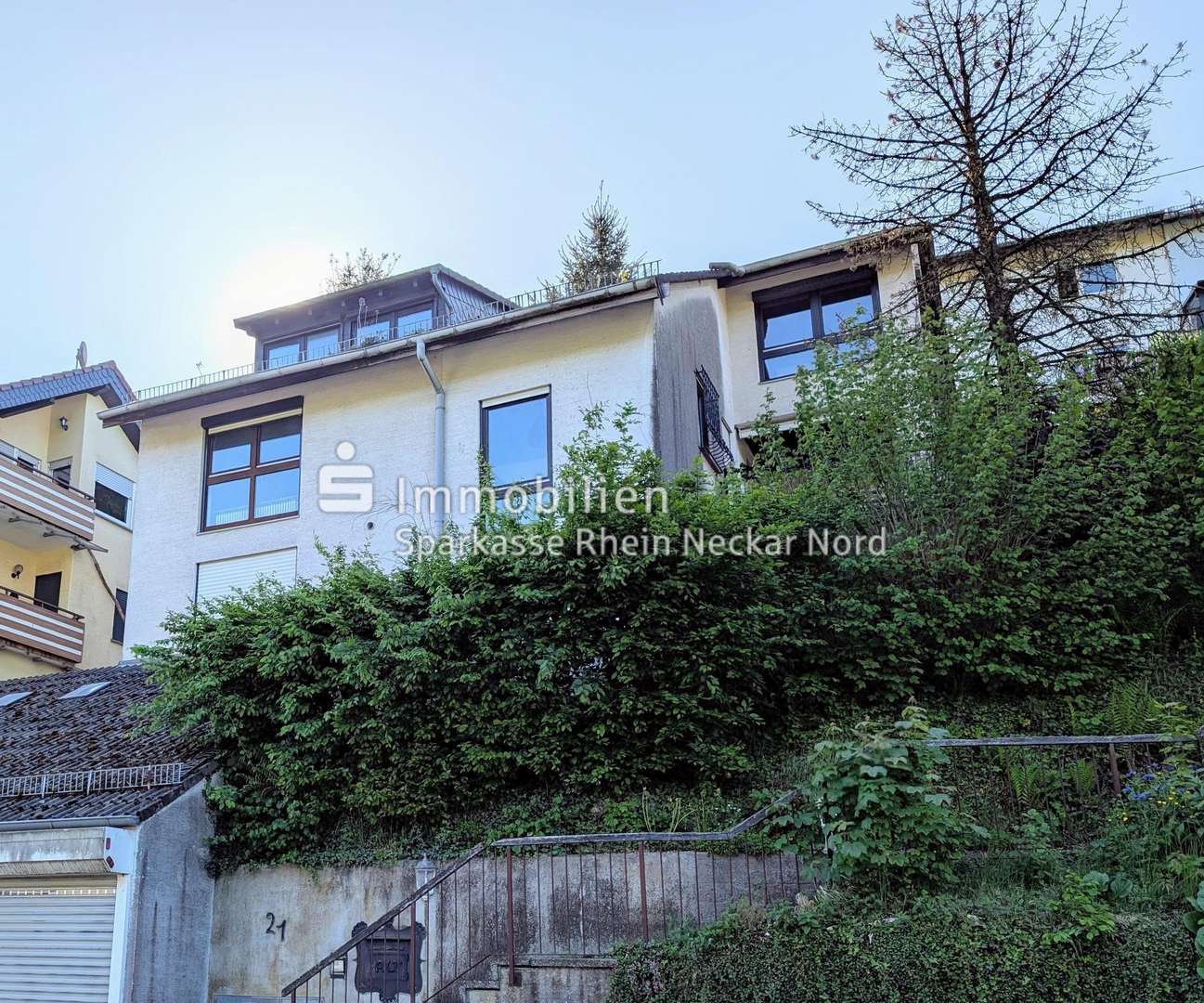 Blick auf das Haus von der Straßenseite Blick auf das Haus von der Straßenseite - Einfamilienhaus in 69198 Schriesheim mit 135m² kaufen