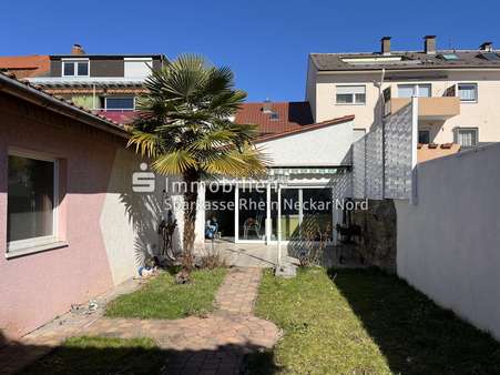 Garten mit Rasenfläche kleinem Weg und Palme - Einfamilienhaus in 68199 Mannheim mit 140m² kaufen