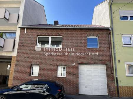 Hausansicht mit roter Klinkerfassade - Einfamilienhaus in 68199 Mannheim mit 140m² kaufen