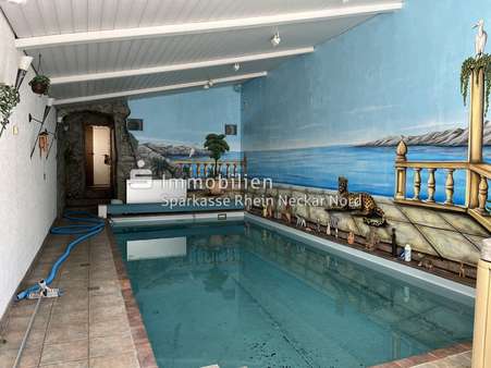 Schwimmbad im Innenbereich mit heller Decke - Einfamilienhaus in 68199 Mannheim mit 140m² kaufen