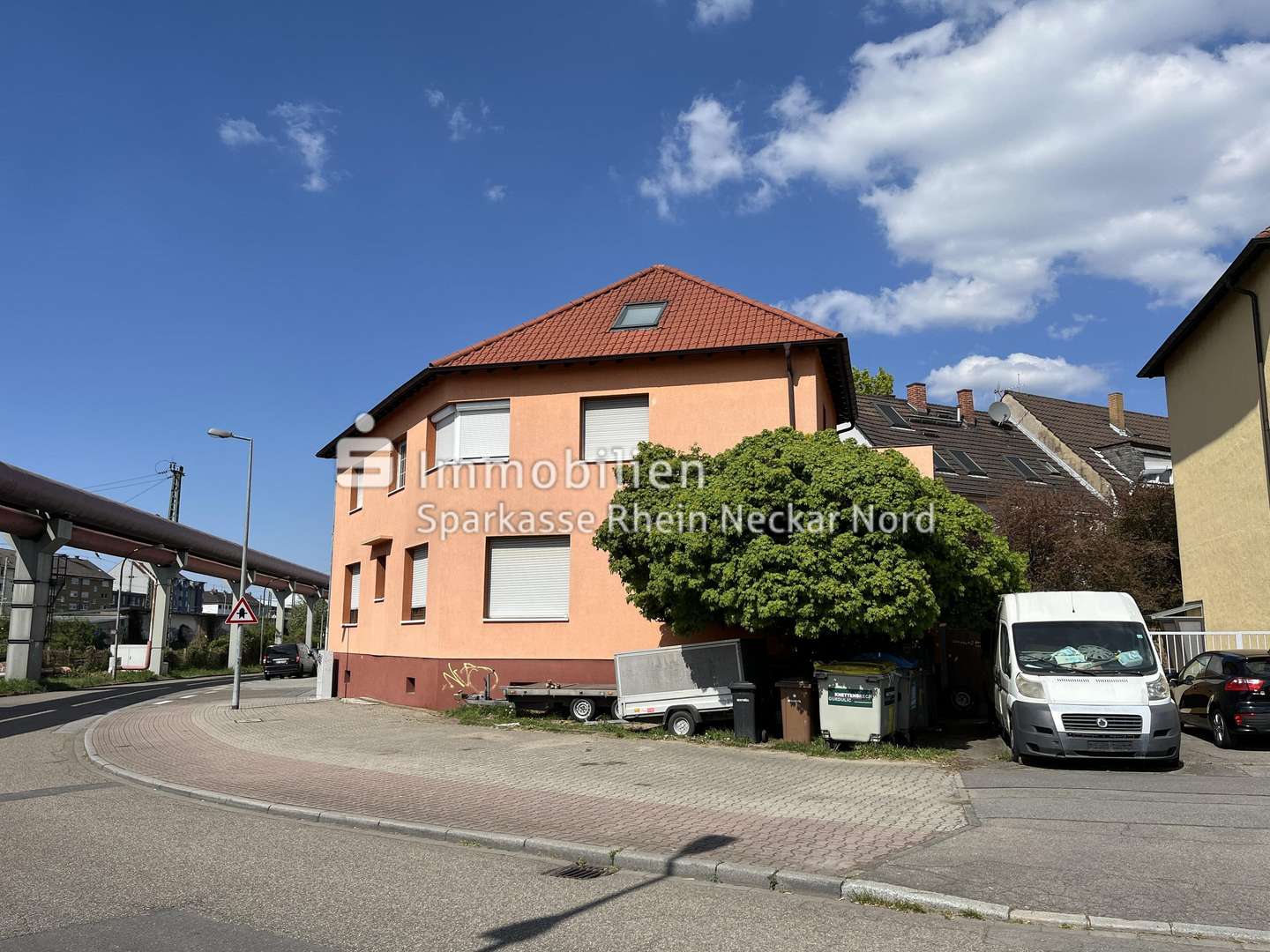 Straßenansicht vom Haus mit heller Fassade Straßenansicht vom Haus mit heller Fassade - Mehrfamilienhaus in 68199 Mannheim mit 356m² kaufen