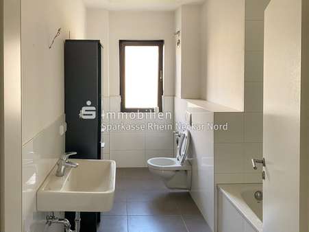 Blick ins Bad Richtung Fenster Blick ins Bad Richtung Fenster - Etagenwohnung in 68159 Mannheim mit 130m² kaufen