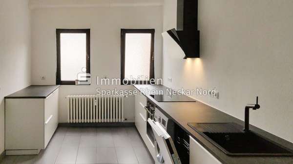 Blick in die Küche Richtung Fenster Blick in die Küche Richtung Fenster - Etagenwohnung in 68159 Mannheim mit 130m² kaufen