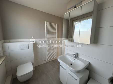 Badezimmer mit Blick zum Flur Badezimmer mit Blick zum Flur - Etagenwohnung in 67551 Worms mit 70m² kaufen