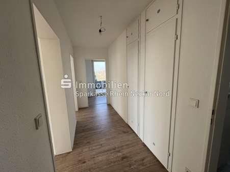 Flur mit Blick zur Küche Flur mit Blick zur Küche - Etagenwohnung in 67551 Worms mit 70m² kaufen