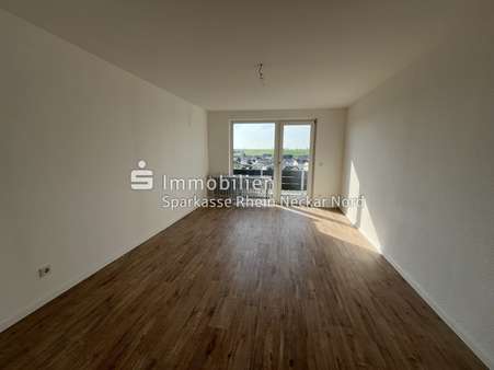 Schlafzimmer mit Blick zum Balkon Schlafzimmer mit Blick zum Balkon - Etagenwohnung in 67551 Worms mit 70m² kaufen