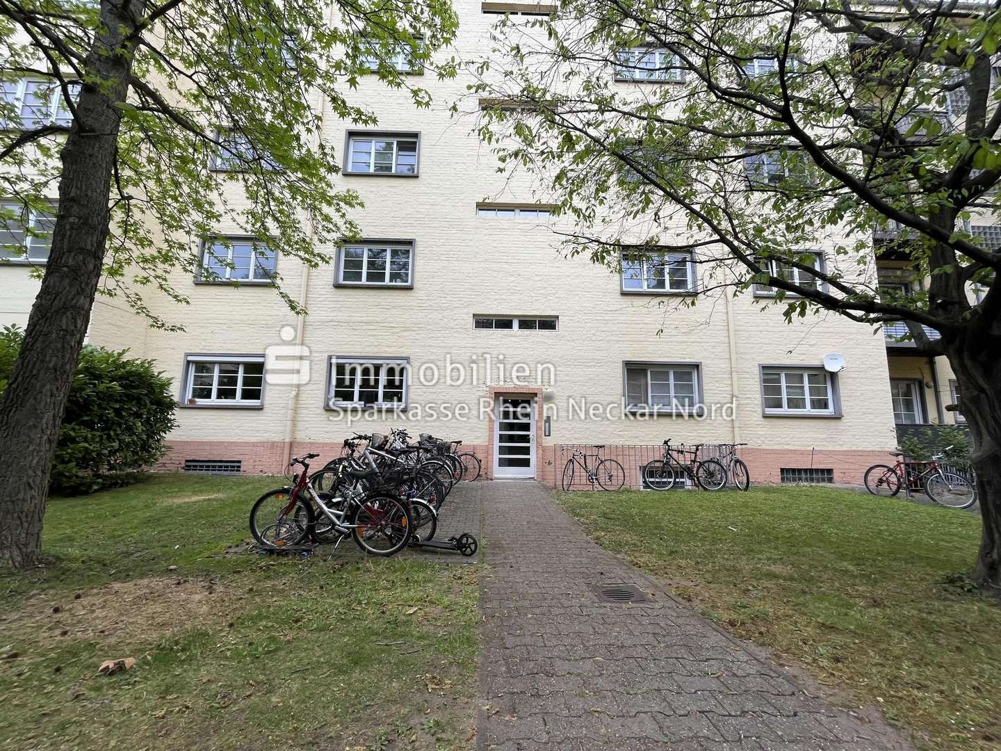 Hauseingang vom Innenhof Hauseingang vom Innenhof - Erdgeschosswohnung in 68167 Mannheim mit 79m² kaufen