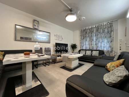 Wohnzimmer mit Fenster zum Innenhof Wohnzimmer mit Fenster zum Innenhof - Erdgeschosswohnung in 68167 Mannheim mit 79m² kaufen