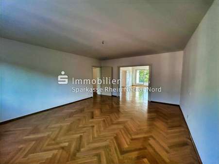 Offenes Zimmer mit Blick in Wohnzimmer und Balkon - Etagenwohnung in 68161 Mannheim, Innenstadt mit 118m² mieten