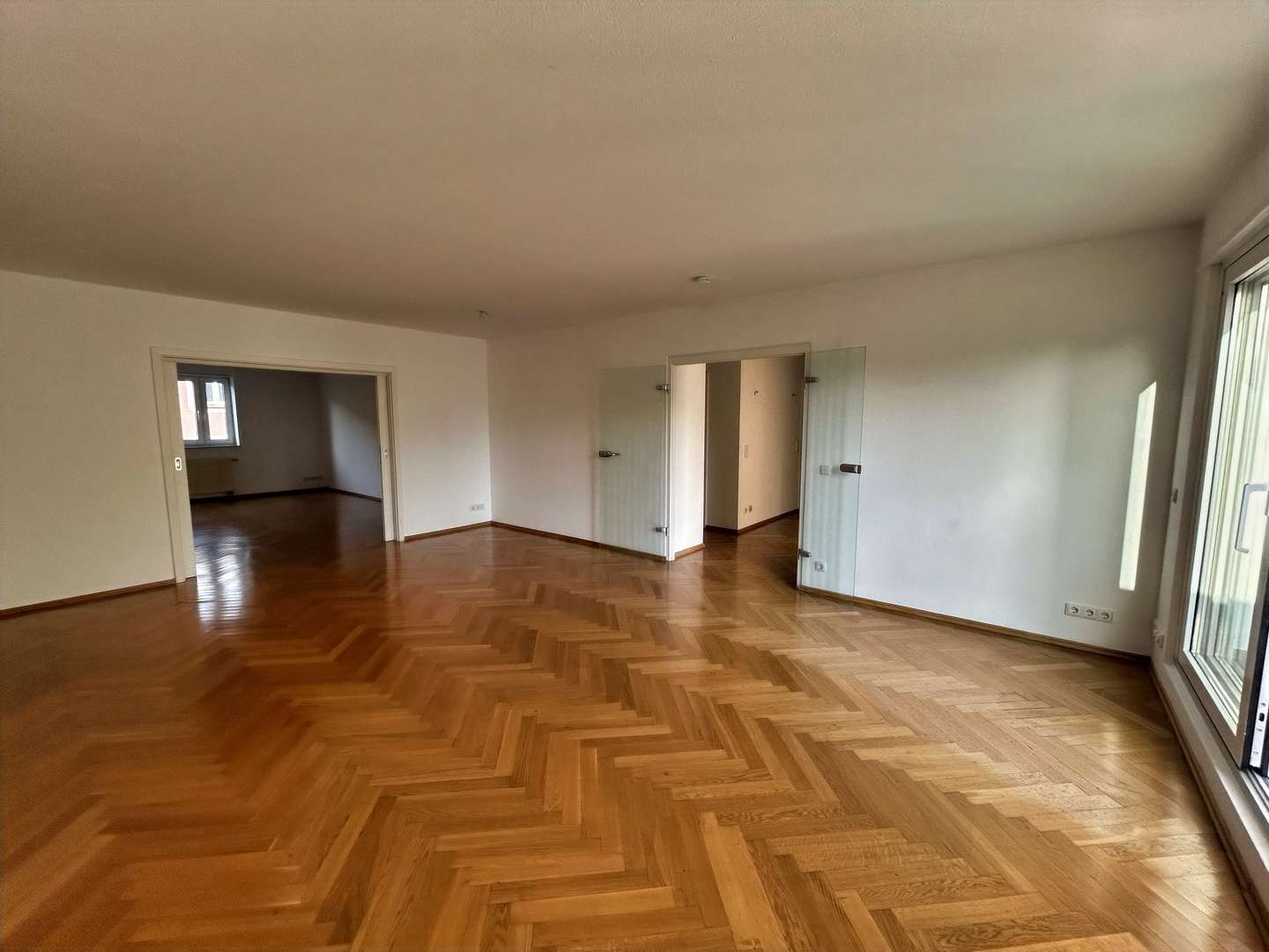 Wohnzimmer: Blick angrenzendes Zimmer, Zugang Flur - Etagenwohnung in 68161 Mannheim, Innenstadt mit 118m² mieten