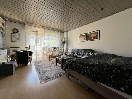 Wohnzimmer mit Blick zum Balkon - Etagenwohnung in 68167 Mannheim mit 48m² als Kapitalanlage kaufen