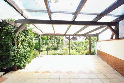 Terrasse mit Blick in Garten Terrasse mit Blick in Garten - Einfamilienhaus in 68542 Heddesheim mit 154m² kaufen