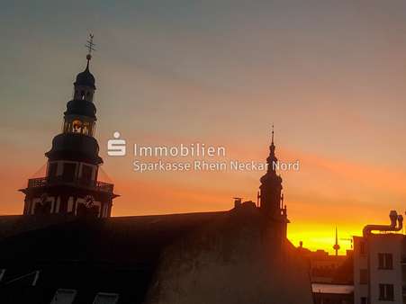 Sonnenuntergang über Dächer und Kirche Sonnenuntergang über Dächer und Kirche - Penthouse-Wohnung in 68159 Mannheim mit 100m² kaufen