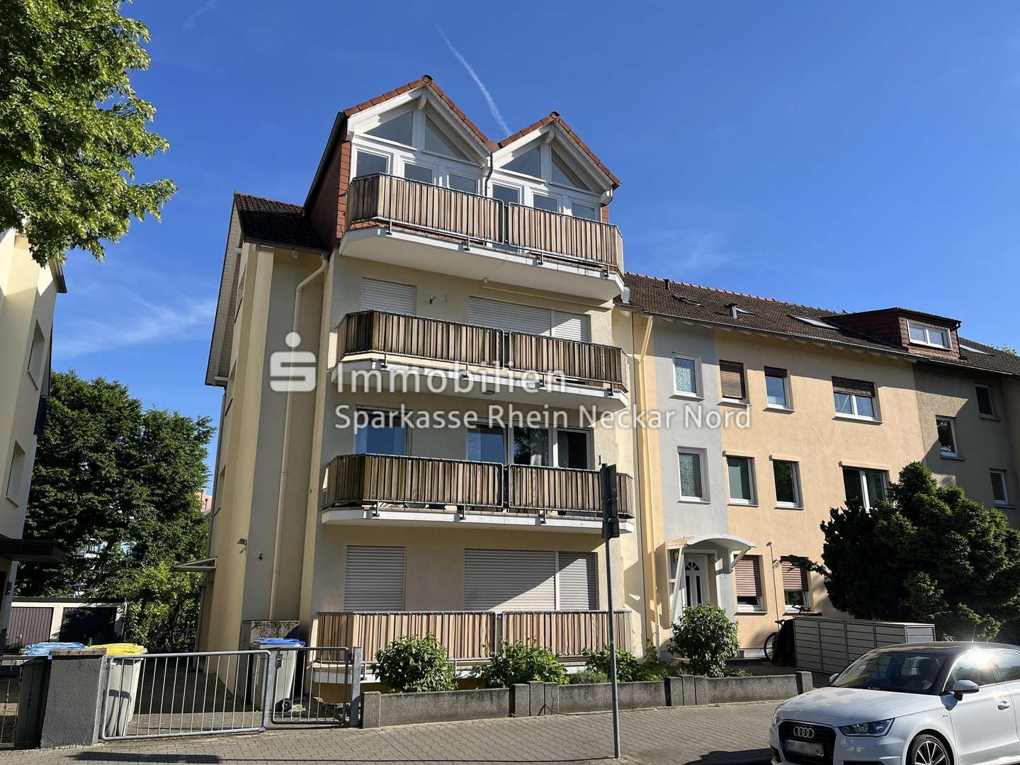 Hausansicht mit Blick auf die Balkone Hausansicht mit Blick auf die Balkone - Etagenwohnung in 68199 Mannheim mit 50m² kaufen