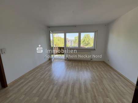 Wohnzimmer mit hellem Laminatboden Wohnzimmer mit hellem Laminatboden - Etagenwohnung in 68199 Mannheim mit 50m² kaufen