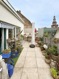 Dachterrasse mit vielen Blumen - Maisonette-Wohnung in 68159 Mannheim mit 230m² kaufen