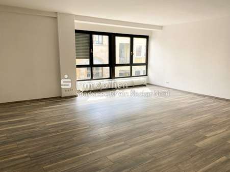 Helles Wohnzimmer mit großen Fenstern im 3. OG - Maisonette-Wohnung in 68159 Mannheim mit 230m² kaufen