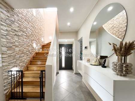 Holztreppe trifft auf modernes Design im Eingang Holztreppe trifft auf modernes Design im Eingang - Einfamilienhaus in 67065 Ludwigshafen mit 135m² kaufen