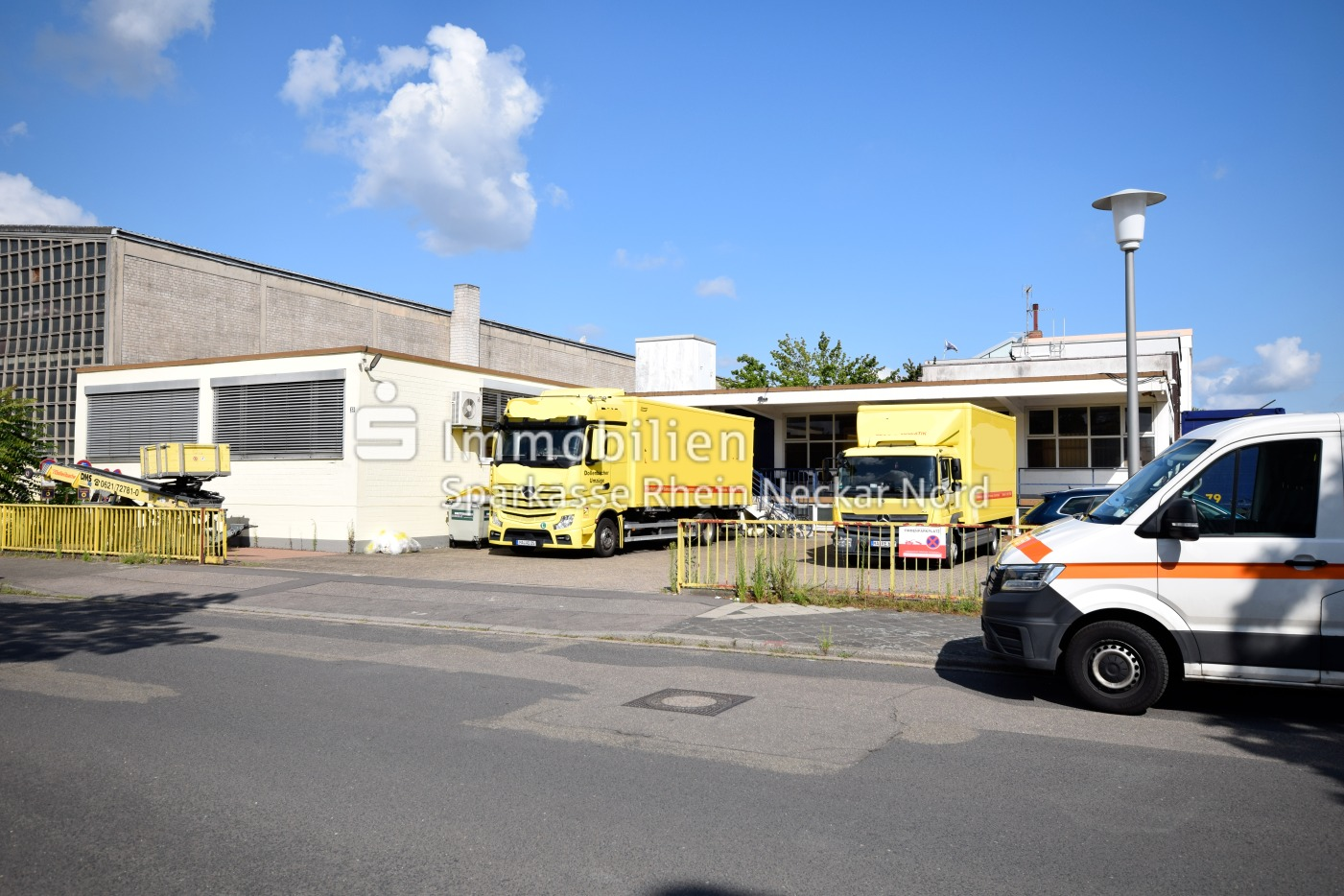 Außenansicht mit Blick zum Parkplatz Außenansicht mit Blick zum Parkplatz - Lager in 68309 Mannheim mit 539m² kaufen